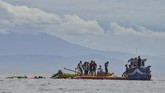 Hampir 98 persen objek wisata bahari tersebut terbentuk dengan sendiri dan masih asri tanpa ada polesan tangan manusia. (CHAIDEER MAHYUDDIN / AFP)