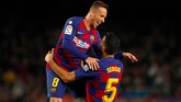 Gol keempat Barcelona tercipta melalui tendangan mendatar Sergio Busquets pada menit ke-85. Busquets kemudian merayakan gol bersama Arthur. (AP Photo/Joan Monfort)