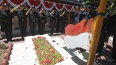 Mahasiswa Sekolah Tinggi Ilmu Ekonomi Indonesia (STIESIA) Surabaya berziarah ke makam Pahlawan Nasional Bung Tomo di Tempat Pemakaman Umum (TPU) Ngagel, Surabaya, Jawa Timur, Minggu (10/11/2019). Ziarah makam pahlawan itu dilakukan untuk menghormati sekaligus mengenang jasa para pahlawan. (ANTARA FOTO/Didik Suhartono)