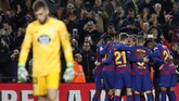 Kiper Ruben Blanco hanya bisa terdiam setelah Lionel Messi mencetak gol tendangan bebas. Menariknya, tiga gol tendangan bebas di laga ini tercipta ke posisi yang sama, yakni ke pojok sisi kiri kiper. (AP Photo/Joan Monfort)