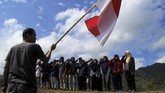 Sejumlah pemuda Kalukku melakukan upacara bendera di atas gunung Marano, Bebanga, Mamuju, Sulawesi Barat, Minggu (10/11/2019). Upacara Bendera di atas bukit tersebut bertujuan memperingati Hari Pahlawan Nasional dan dirangkaikan dengan bersih- bersih sampah diatas pegunungan. (ANTARA FOTO/ Akbar Tado)