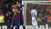 Lionel Messi mendapat ucapan selamat dari Luis Suarez usai menciptakan hattrick melawan Celta Vigo. Messi kini sudah mencetak delapan gol dari tujuh pertandingan Liga Spanyol. (AP Photo/Joan Monfort)