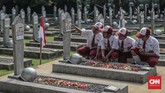 Sejumlah pelajar melakukan ziarah dan tabur bunga saat peringatan hari Pahlawan di Taman Makam Pahlawan Nasional Utama Kalibata, Jakarta, Minggu (10/11/2019). Ziarah tersebut dalam rangka peringatan Hari Pahlawan 10 November 2019. (CNN Indonesia/Bisma Septalisma)