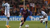Gelandang Barcelona Frenkie de Jong berduel dengan pemain Celta Vigo Pione Sisto dan Nestor Araujo. Barcelona menjamu Celta dengan ambisi mempertahankan posisi di puncak klasemen Liga Spanyol. (AP Photo/Joan Monfort)