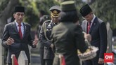 Presiden Joko Widodo bersama Menteri Sosial Juliari Batubara berdoa bersama setelah melakukan tabur bunga usai Upacara Ziarah Nasional di Taman Makam Pahlawan Nasional Utama Kalibata, Jakarta, Minggu (10/11/2019). Ziarah tersebut dalam rangka peringatan Hari Pahlawan 10 November 2019. (CNN Indonesia/Bisma Septalisma)