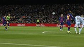 Celta Vigo sempat menyamakan kedudukan pada menit ke-42 melalui tendangan bebas Lucas Olaza. Tapi, Lionel Messi membayar tuntas gol tersebut dengan membawa Barcelona unggul 2-1 di injury time babak pertama juga lewat tendangan bebas. (AP Photo/Joan Monfort)