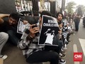 Demo Mahasiswa Warnai Sidang Aktivis Papua Surya Anta