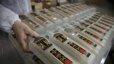 Arak Saggi juga disebut sebagai 'arak anjing'. Karena itu pula lah, rupa seekor anjing hadir mewarnai labelnya. (AP Photo/Kamran Jebreili)