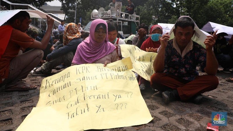 Para karyawan PT Palma Satu melakukan unjuk rasa di depan Gedung KPK pada Senin (11/11/2019).