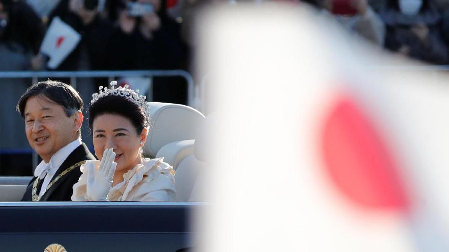 Puluhan ribu rakyat Jepang, berdiri di Tokyo menunggu parade Kaisar Jepang Naruhito dan Ratu Masako, Minggu (10/11/2019).