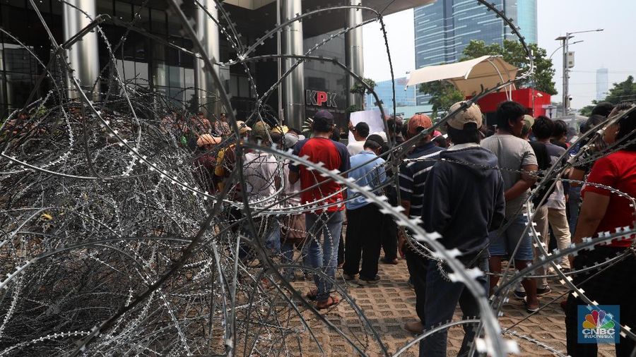 Para karyawan PT Palma Satu melakukan unjuk rasa di depan Gedung KPK pada Senin (11/11/2019).