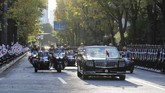 Ribuan orang berkumpul di Kota Tokyo untuk menyaksikan penobatan Kaisar Naruhito dan Permaisuri Masako. (Photo by STR / JIJI PRESS / AFP)