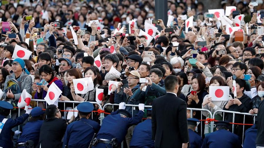 Puluhan ribu rakyat Jepang, berdiri di Tokyo menunggu parade Kaisar Jepang Naruhito dan Ratu Masako, Minggu (10/11/2019).