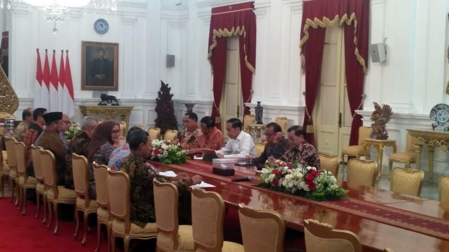 Mahfud mengatakan kedatangan KPU melaporkan hasil pelaksanaan Pemilihan Umum 2019 sejalan dengan perintah UU.