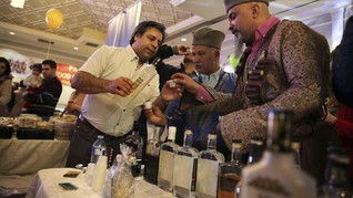 FOTO: Mencecap Alkohol Persia yang Melegenda