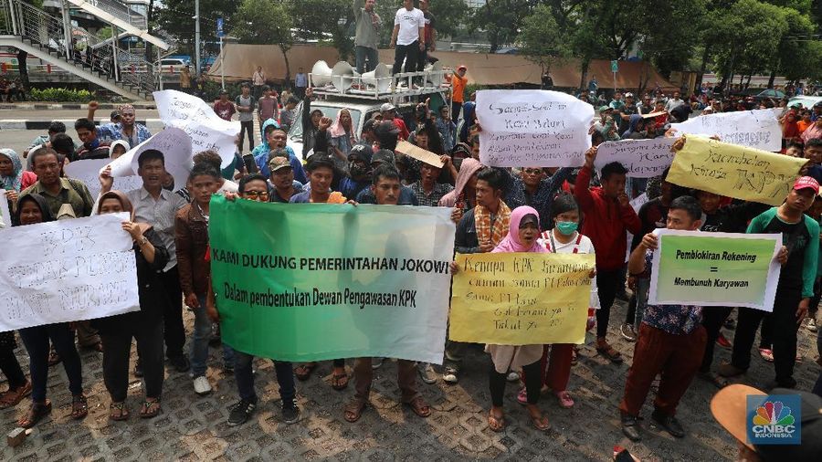 Para karyawan PT Palma Satu melakukan unjuk rasa di depan Gedung KPK pada Senin (11/11/2019).