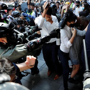 Duh! Peluru Berseliweran, Hong Kong Kian Mencekam