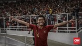 Pematin Timnas Indonesia U-19 Fajar Fathur Rachman merayakan kemenangan bersama suporter di SUGBK. (CNN Indonesia/Bisma Septalisma)