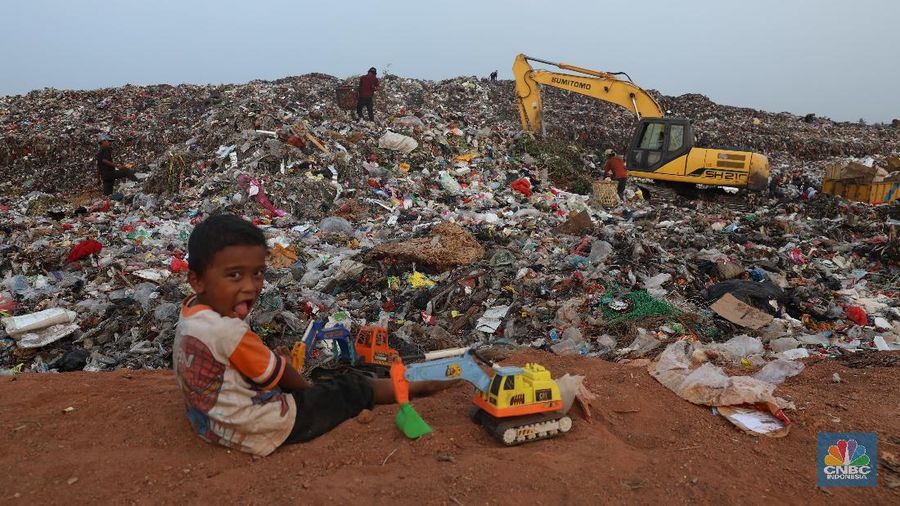 Sebanyak 50 keluarga mendiami tempat ersebut.