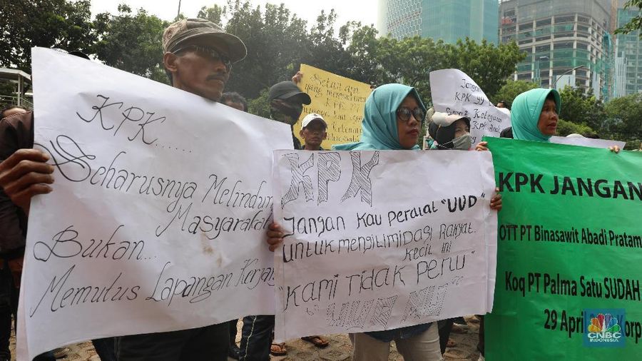 Para karyawan PT Palma Satu melakukan unjuk rasa di depan Gedung KPK pada Senin (11/11/2019).