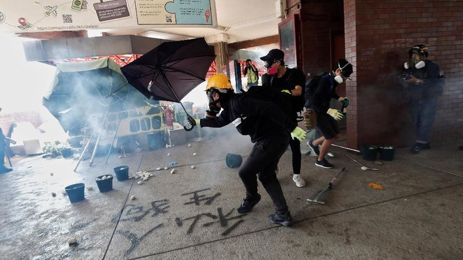 Hong Kong kembali mencekam setelah seorang pendemo tertembak dalam kerusuhan yang terjadi dengan aparat, Senin (11/11/2019)