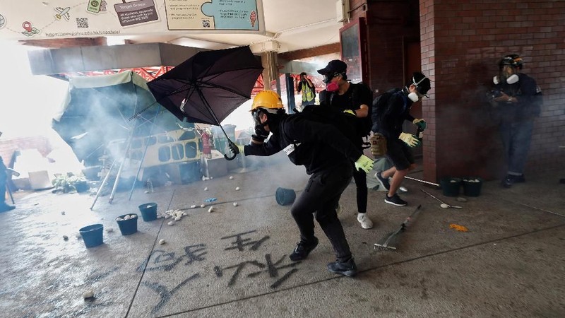 Hong Kong kembali mencekam setelah seorang pendemo tertembak dalam kerusuhan yang terjadi dengan aparat, Senin (11/11/2019)