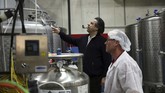 Jauh sebelum larangan konsumsi alkohol muncul, Iran telah lebih dulu memiliki warisan budaya minum yang kuat. (AP Photo/Kamran Jebreili)
