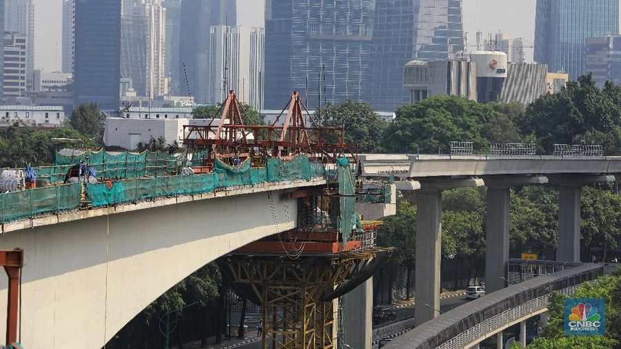Menteri Perhubungan Budi Karya Sumadi (depan kiri) dan Menteri PUPR Basuki Hadimuljono ( depan belakang) bersama Menteri BUMN Erick Thohir  (belakang kiri) dan  Menteri Koordinator Bidang Kemaritiman dan Investasi, Luhut Binsar Pandjaitan (belakang kanan) melakukan Seremonial Pengecoran Closure Tengah Jembatan Lengkung  Bentang Panjang Kuningan Kereta Api Ringan / Light Rail Transit Terintegrasi Wilayah Jabodebek di kawasan Gatot Subroto, Senin (11/11/2019). (CNBC Indonesia/Andrean Kristianto