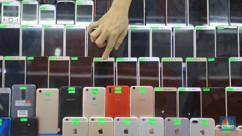 Sejumlah pedagang elektronik terutama ponsel merasakan lengangnya kunjungan sejak tiga bulan terakhir.