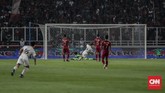 Laga memasuki menit ke-41, Timnas Indonesia U-19 kebobolan lebih dulu setelah tendangan keras pemain Korea Utara U-19 Kim Kwang-chong tidak mampu dihentikan kiper Ernando Ari. (CNN Indonesia/Bisma Septalisma)