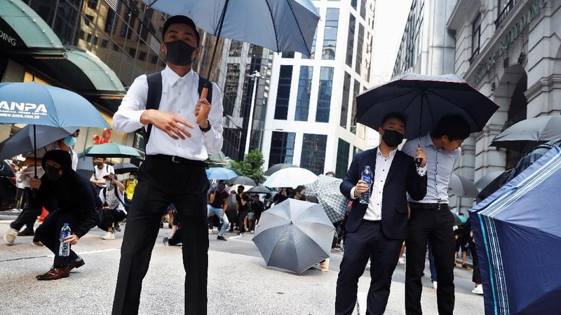 Hong Kong kembali mencekam setelah seorang pendemo tertembak dalam kerusuhan yang terjadi dengan aparat, Senin (11/11/2019)