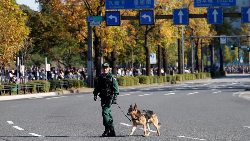 Puluhan ribu rakyat Jepang, berdiri di Tokyo menunggu parade Kaisar Jepang Naruhito dan Ratu Masako, Minggu (10/11/2019).