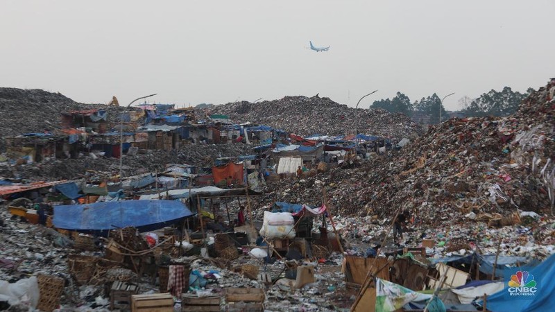 Sebanyak 50 keluarga mendiami tempat ersebut.