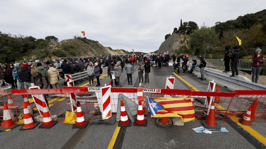 Seluruh penduduk Catalunya atau sering disebut Catalan melakukan protes besar-besaran untuk menuntut pemerintah Spanyol membebaskan tokoh politiknya.