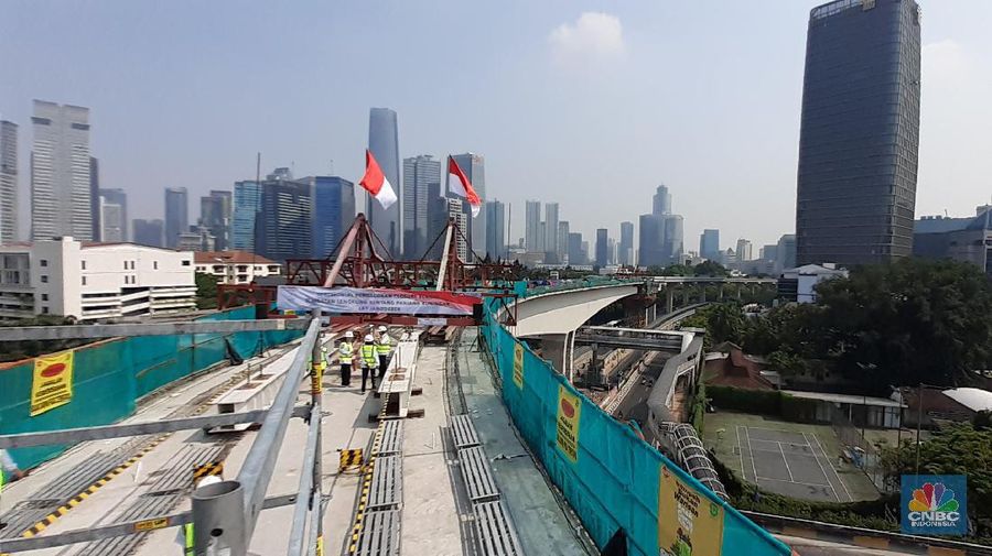 Operasional kereta api ringan (Light Rail Transit/LRT) Proyek Jembatan Lengkung (CNBC Indonesia/Efrem)