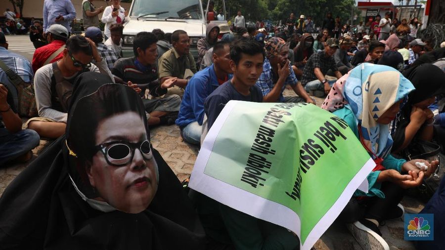 Para karyawan PT Palma Satu melakukan unjuk rasa di depan Gedung KPK pada Senin (11/11/2019).