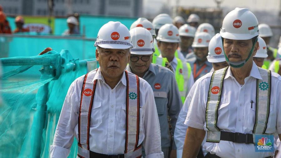 Menteri Perhubungan Budi Karya Sumadi (depan kiri) dan Menteri PUPR Basuki Hadimuljono ( depan belakang) bersama Menteri BUMN Erick Thohir  (belakang kiri) dan  Menteri Koordinator Bidang Kemaritiman dan Investasi, Luhut Binsar Pandjaitan (belakang kanan) melakukan Seremonial Pengecoran Closure Tengah Jembatan Lengkung  Bentang Panjang Kuningan Kereta Api Ringan / Light Rail Transit Terintegrasi Wilayah Jabodebek di kawasan Gatot Subroto, Senin (11/11/2019). (CNBC Indonesia/Andrean Kristianto