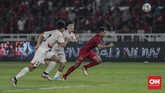 Pemain Timnas Indonesia U-19 Fajar Fathur Rachman berduel dengan pemain Korea Utara. Indonesia hanya butuh hasil imbang untuk memastikan lolos otomatis ke Piala Asia U-19 2020. (CNN Indonesia/Bisma Septalisma)
