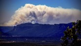 Pantauan citra satelit mencatat asap karhutla mengepul hingga jarak lebih dari 4.000 kilometer di sepanjang Laut Tasmania hingga Pulau Selatan, Selandia Baru. (Photo by DAVID GRAY / AFP)