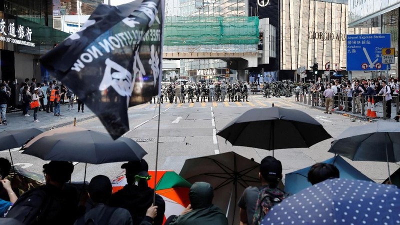 Hong Kong kembali mencekam setelah seorang pendemo tertembak dalam kerusuhan yang terjadi dengan aparat, Senin (11/11/2019)
