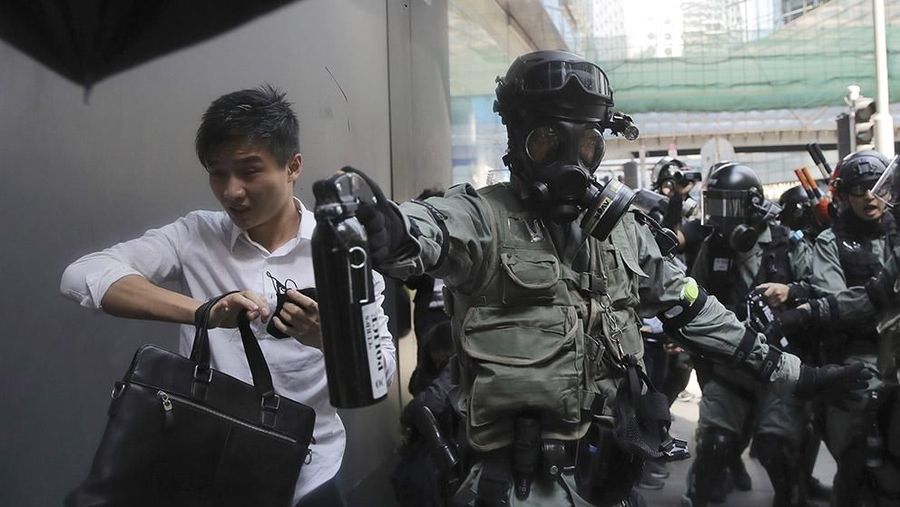 Hong Kong kembali mencekam setelah seorang pendemo tertembak dalam kerusuhan yang terjadi dengan aparat, Senin (11/11/2019)