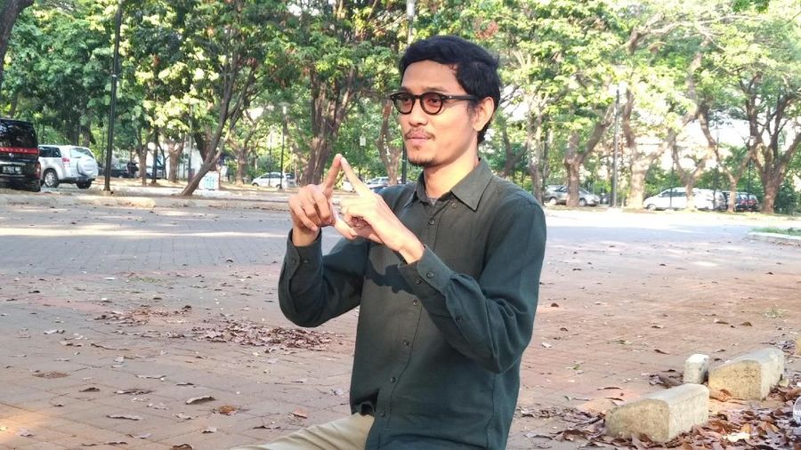 Menjadi berbeda mungkin tidak mudah, apalagi seseorang yang memiliki gangguan pendengaran alias tuli.
