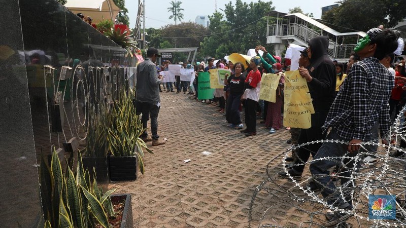 Para karyawan PT Palma Satu melakukan unjuk rasa di depan Gedung KPK pada Senin (11/11/2019).