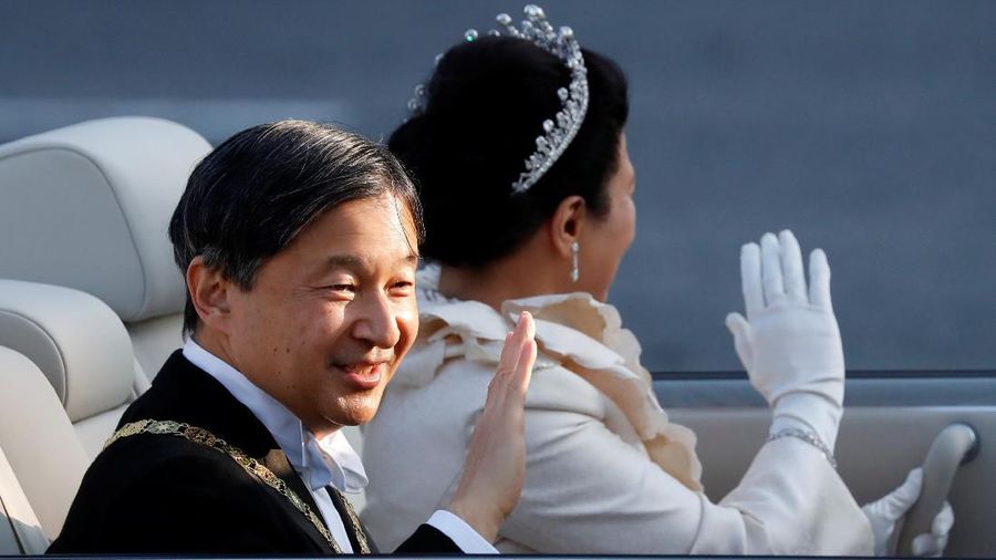 Puluhan ribu rakyat Jepang, berdiri di Tokyo menunggu parade Kaisar Jepang Naruhito dan Ratu Masako, Minggu (10/11/2019).