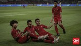 Bagus Kahfi (paling kiri) yang mengeksekusi penalti menjalankan tugas dengan sempurna dan membawa kedudukan imbang 1-1 untuk Timnas Indonesia U-19. (CNN Indonesia/Bisma Septalisma)