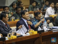 Begini Gaya Menhan Prabowo Dalam Rapat Pertama dengan DPR RI
