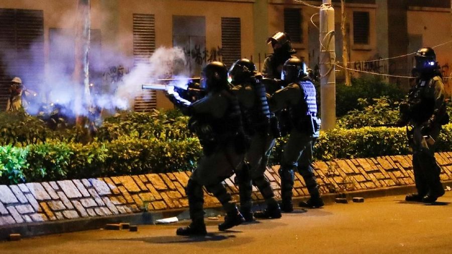 Polisi nemenbaki massa yang berkumpul pada Senin (11/11/2019) pagi
