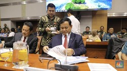 Ini Debut Menhan Prabowo di Komisi I DPR