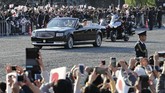 Toyota Century atap terbuka (soft top) didesain khusus untuk parade penobatan Kaisar Naruhito dan Permaisuri Masako. (Photo by STR / JIJI PRESS / AFP)