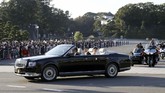 Kaisar Naruhito dan Permaisuri Masako menumpangi Toyota Century atap terbuka (soft top) warna hitam. (Photo by STR / JIJI PRESS / AFP)